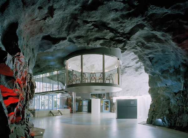 Institute for Postnatural Studies, project: DOWN TO EARTH: FILM EXPERIENCES TO COME DOWN TO EARTH (fig. 1)