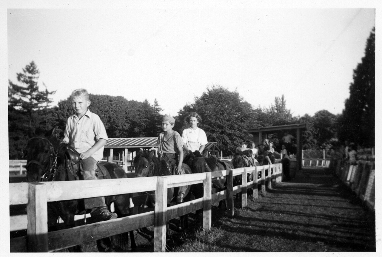 Institute for Postnatural Studies, project: ZOO INDEX: An Incomplete Listening Guide For Zoos (fig. 1)